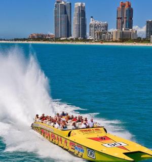 banánový člun ve vodě s hromadou lidí