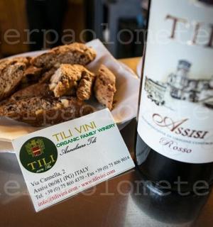 一瓶酒旁边是一盘饼干