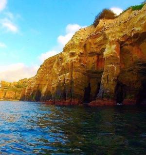 pohled na skalnaté pobřeží s vodou