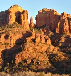 pohled na skalnatou horu v poušti