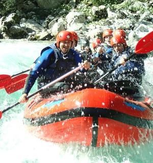 skupina lidí na voru na řece