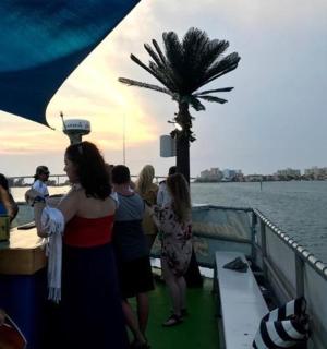 skupina lidí stojící na lodi na vodě