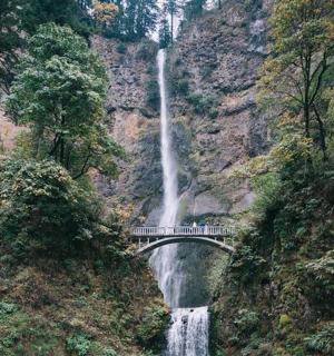 most přes vodopád před vodopádem