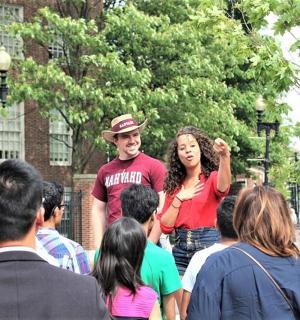 muž a žena stojící v davu lidí