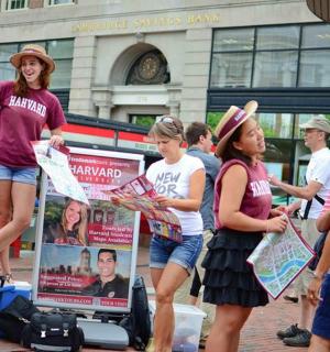 一群人站在街上