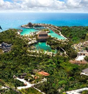 度假村的鸟瞰图,空中放着一只风筝