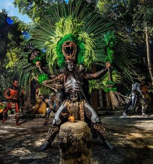 一名身穿丛林服装的男子坐在岩石上