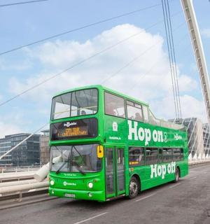 桥上的一辆绿色双层巴士