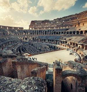 圆形剧场的景色，里面坐着人