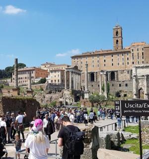 一群人在城市街道上行走