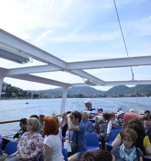 un gruppo di persone su una barca sull'acqua