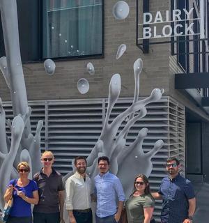 un grup de persones dempeus davant d'un edifici