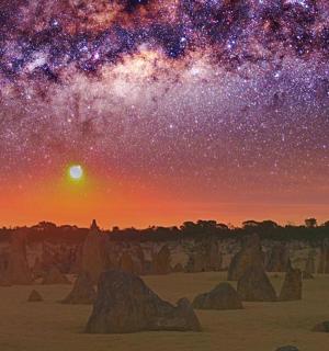 hvězdná noc s kameny v poli