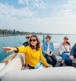 一群人在水上的船上