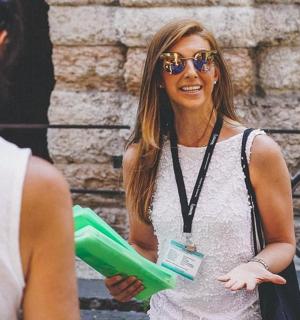 一位戴着墨镜、手里拿着绿色飞盘的女士