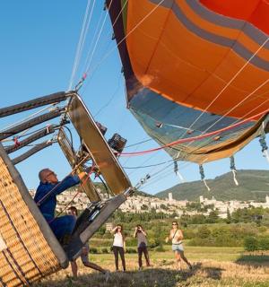 Muž je v horkovzdušném balónu s lidmi