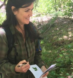 一名女子手里拿着一张纸