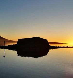 夕阳西下，水面上的落日