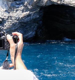 žena fotící jeskyni fotoaparátem