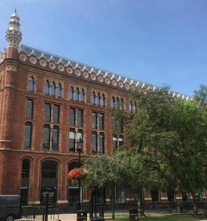 ein großes Backsteingebäude mit einem Turm darauf