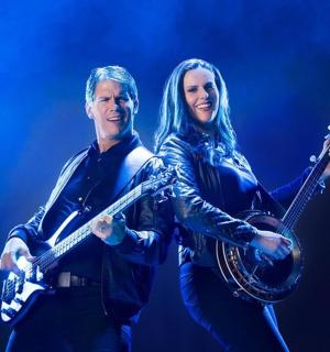 muž a žena držící své kytary