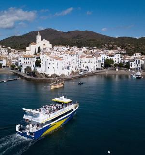 loď ve vodě před městem