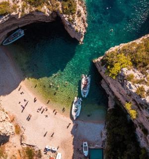 一群人的海滩鸟瞰图