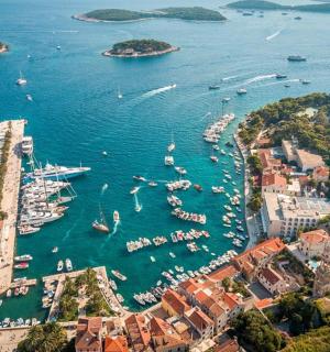 鸟瞰港口，水面上停泊着船只