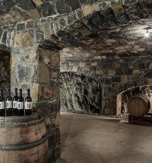 vinný sklep s hromadou vinných lahví