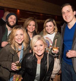 一群人摆姿势拍照