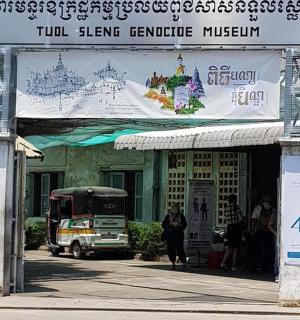 一辆停在建筑物外面的公共汽车,上面有标志