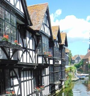 河边一组黑白建筑