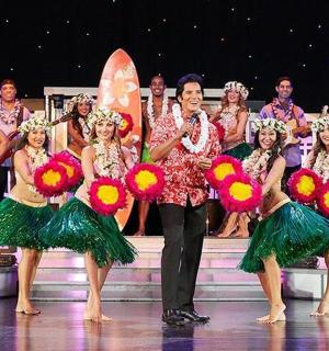 skupina tanečníků na pódiu se surfovými prkny