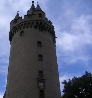 ein hohes Gebäude mit einem Turm mit einer Uhr darauf