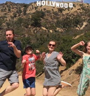 一群人在沙滩上奔跑