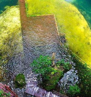 水中岛屿的鸟瞰图