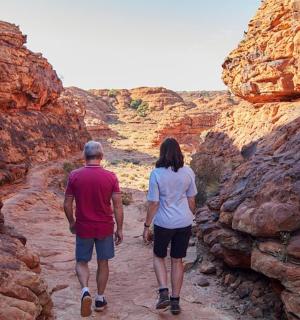 muž a žena procházející kaňonem