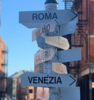 路牌，杆子上有路牌