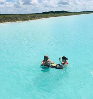 Un hombre y un perro en un cuerpo de agua