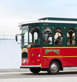 červený a zelený autobus jedoucí po ulici