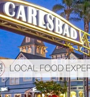 酒店招牌,背景为棕榈树