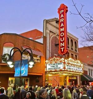 dav lidí stojících před divadlem