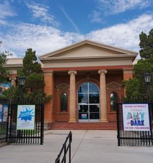 前面有围栏的建筑物