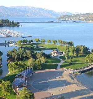 湖边度假村的鸟瞰图