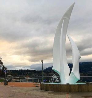 街道上的帆船雕像