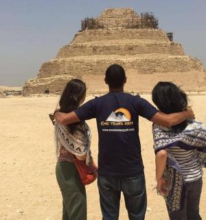 一群人站在金字塔前