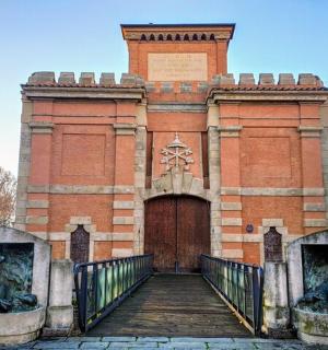 一栋有着大门的红砖大楼