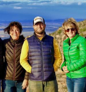 一群人在海滩上摆姿势拍照