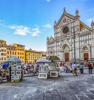 一群人在教堂前行走