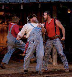 skupina tří mužů tančících na pódiu